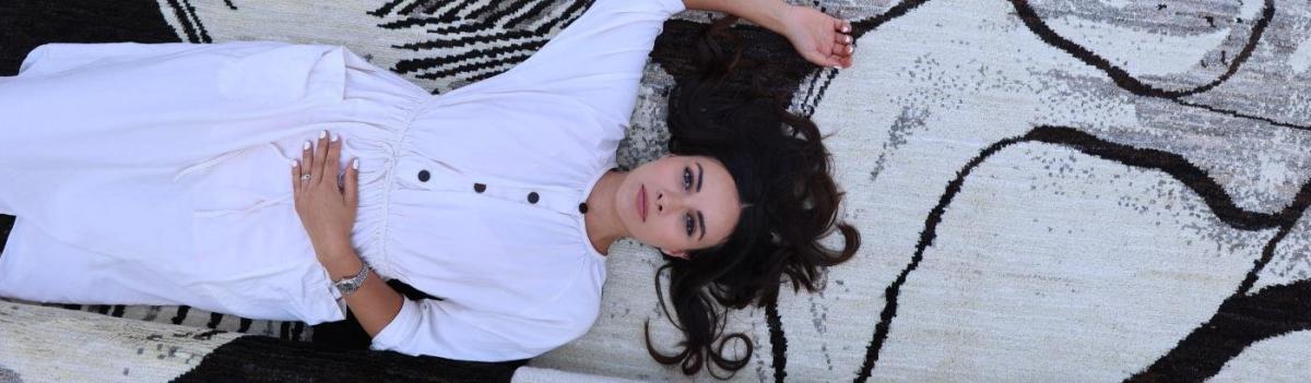 Nærbillede af designer, der ligger på stilfuld Berber tæppe.