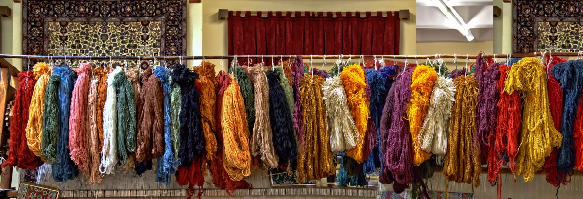 Farverige uldtråde til tæppeproduktion: naturlige garner til håndknyttede tæpper