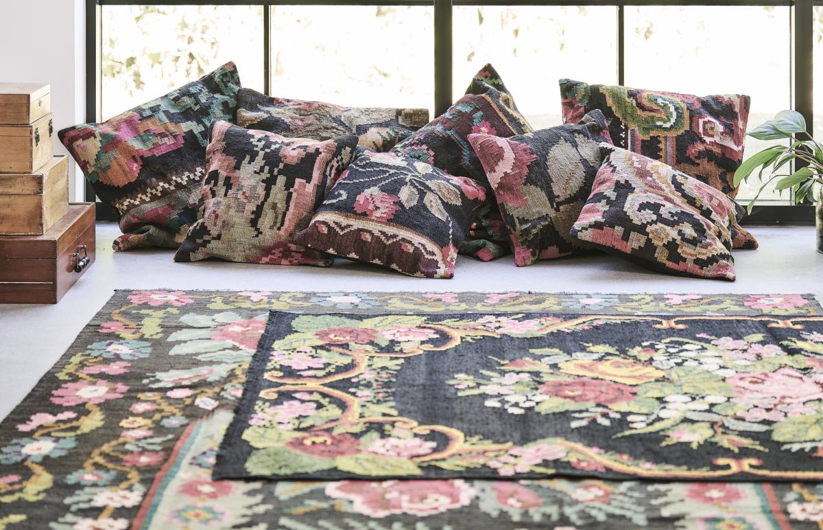 Kelim Kissen kombiniert mit floralem Kelim Teppich – stilvolle Wohnraumgestaltung