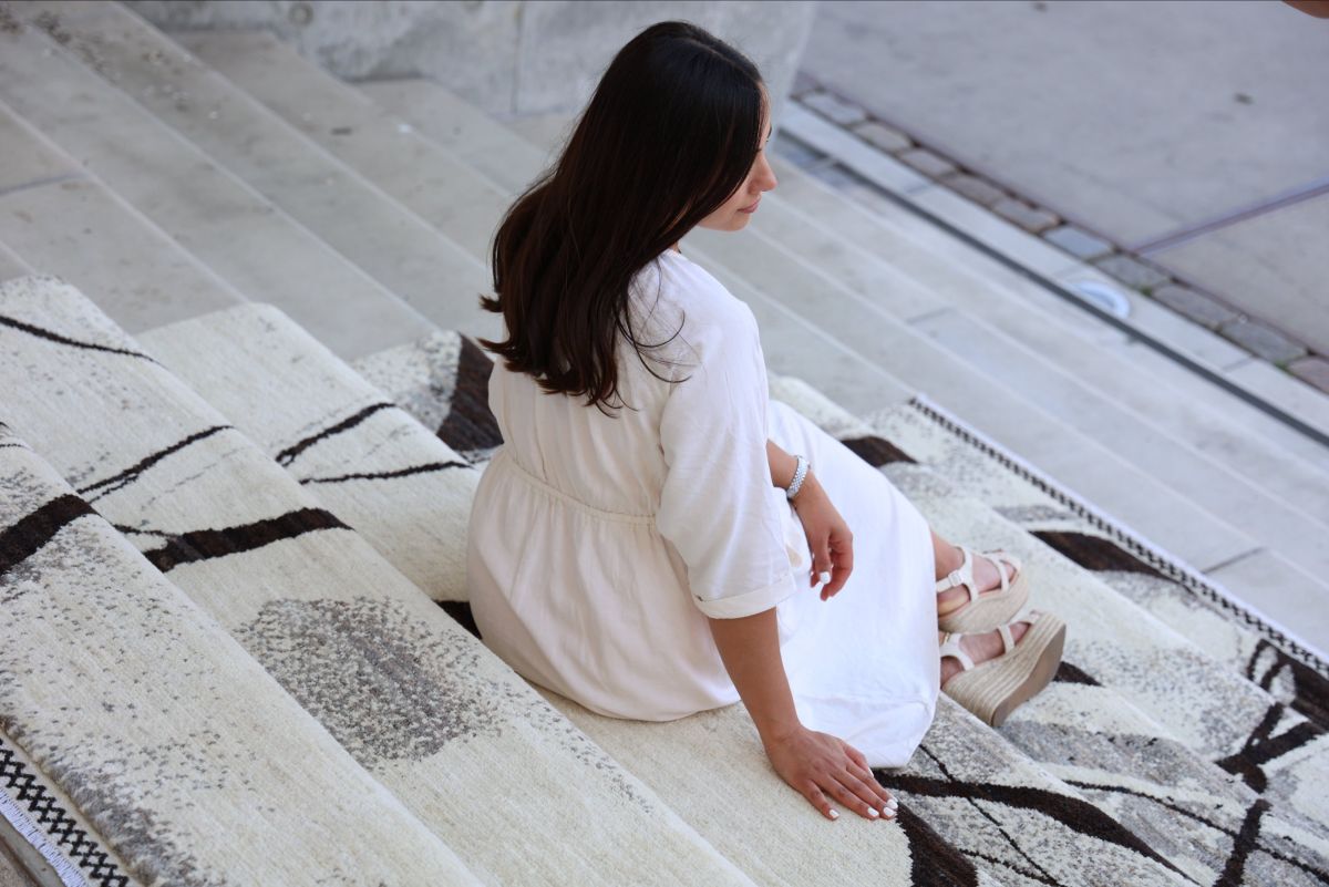 Primer plano de una diseñadora tumbada sobre una elegante alfombra bereber