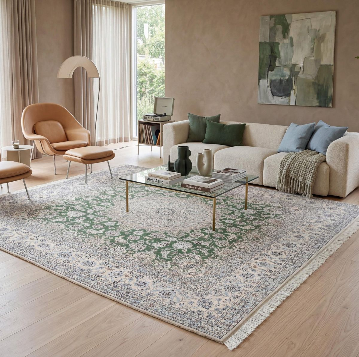 Helles stue med moderne designteppe i beige med grafisk linjemønster og aksent i terracotta.