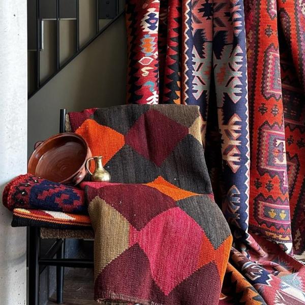 Tapis kilim tissés à la main avec un motif géométrique dans des couleurs chaudes