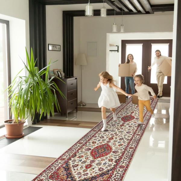Børn løber over en lang orientalsk løber i creme og rød i indgangen.