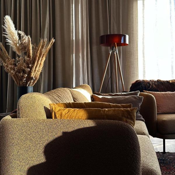 Stue i Slow Living atmosfære med linnedgardiner, tørrede blomster og jordfarver.