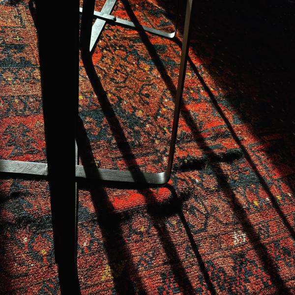 Detaljevisning af håndknyttede orientalske tæpper i rød-sort