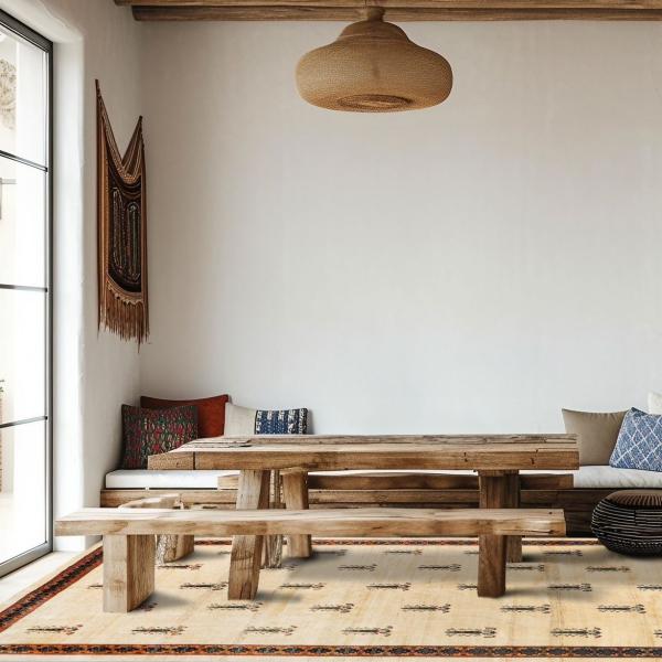 Rustikalt spiseområde med lys Gabbeh-tæppe med geometrisk kant i etnisk stil