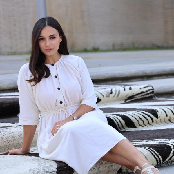 Ela, designeren, og hendes eksklusive berber tæppe i brune og hvide farvetoner.