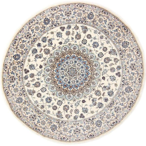 Tapis oriental rond avec un motif floral fin dans des tons de bleu et de beige sur fond clair.