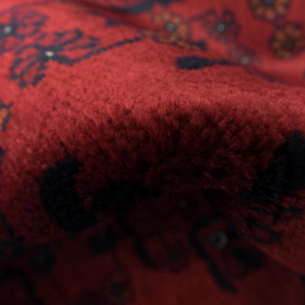 Közelkép piros szőnyegmintázattal