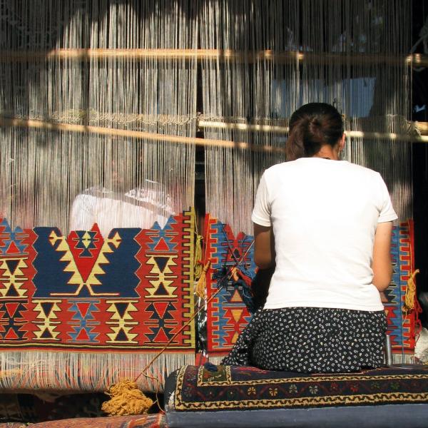 Tæppeknipler ved arbejdet – Fremstilling af et Kazak tæppe med geometrisk mønster