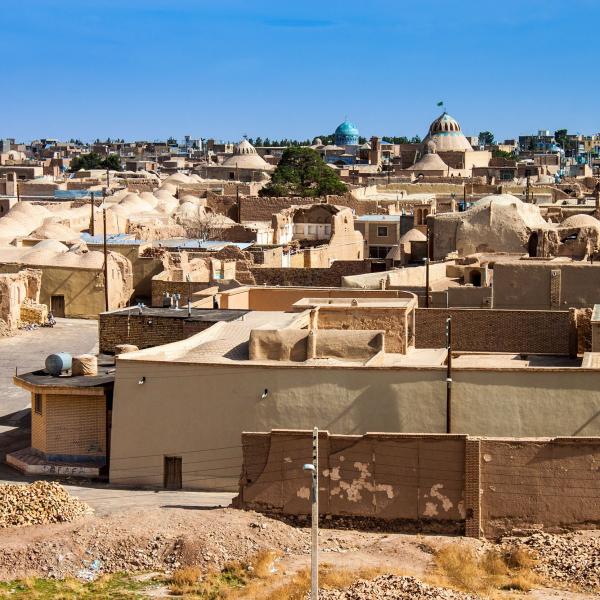 Altstadt med lerarkitektur og kupler, persisk ørkenby med moskeer i baggrunden