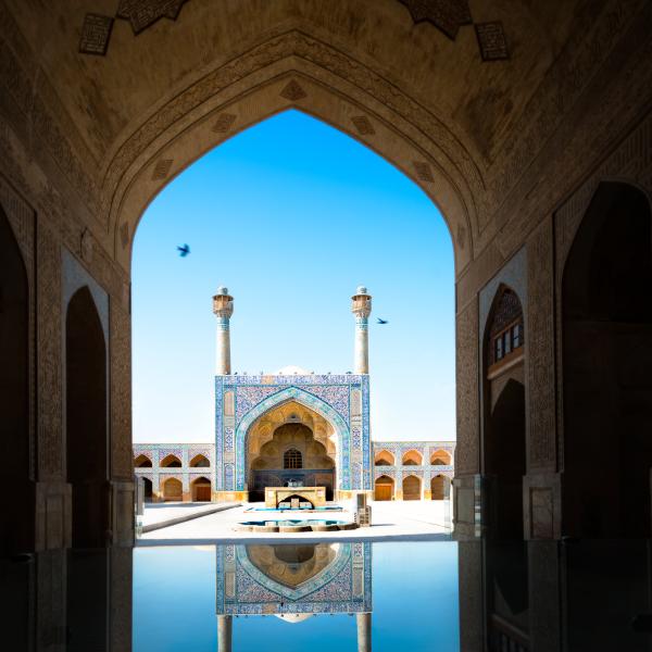 Udsigt til moské med turkisfarvet flisefacade i Isfahan