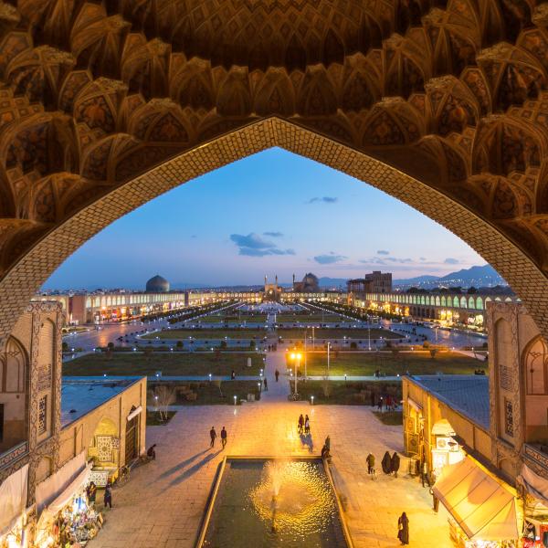 Aftenudsigt fra indgangen til Ali-Qapu-paladsterrassen over Naqsch-e-Dschahan-pladsen i Isfahan, Ira