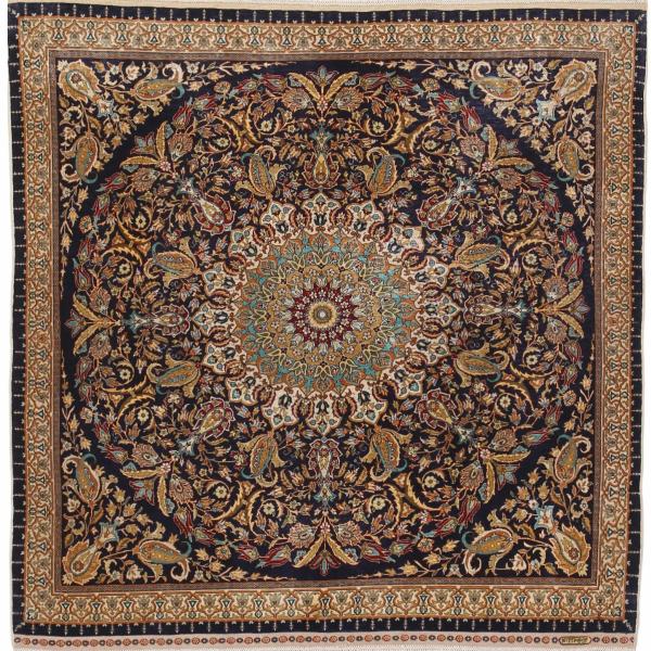 Hereke-silketæppe med centralt medaillonmotiv, floral ornamentik i blå, guld og rød.