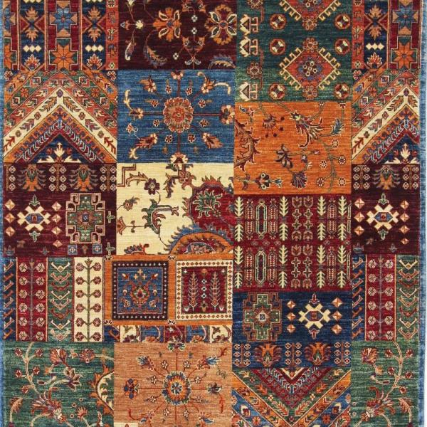 Nærbillede af et håndlavet patchwork-tæppe med orientalske mønstre