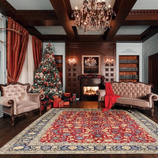 Elegáns karácsonyi nappali díszített fenyőfával és piros perzsaszőnyeggel a középpontban.