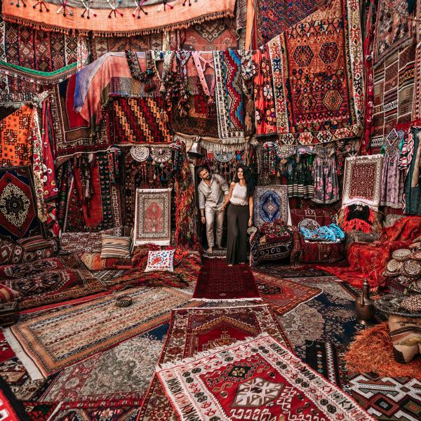 Nagy választék kézzel csomózott perzsa szőnyegekből egy hagyományos szőnyegpiacon