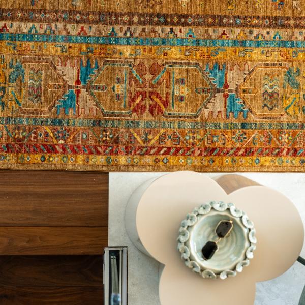 Arijana Klassik szőnyeg hagyományos nomád mintával sárga, kék és vörös árnyalatokban, kombinálva mi