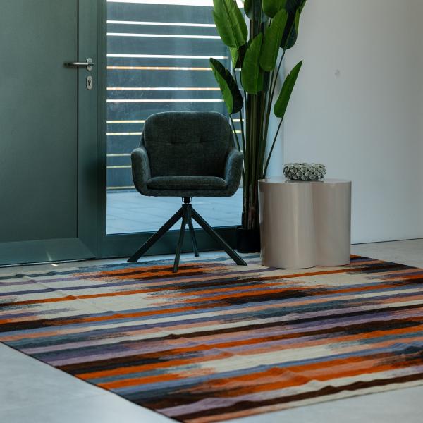 Modern lakóterület színes kelim mintájú szőnyeggel narancs-, lila- és kék árnyalatokban, szürke D