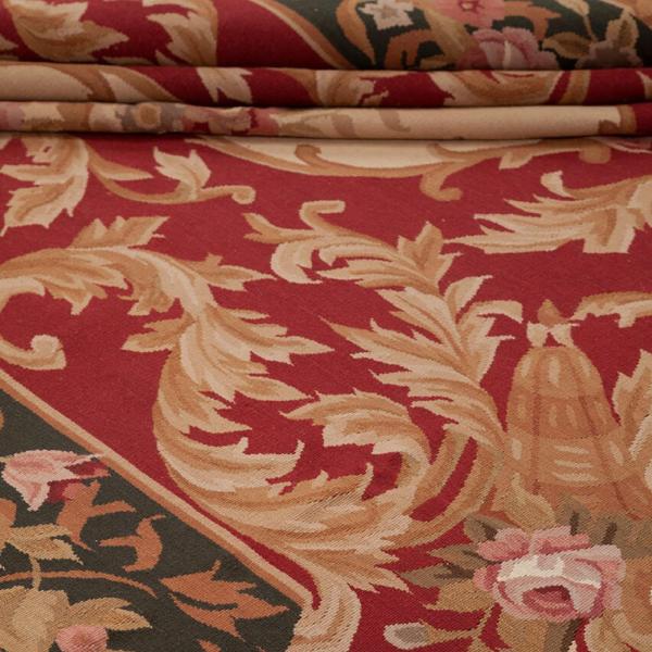 Tapete Kelim Aubusson com padrão floral clássico em tons de bege e rosa sobre fundo vermelho – estil