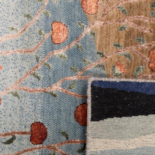 Gabbeh LoriBaft matta med blommönster i blått och grönt.