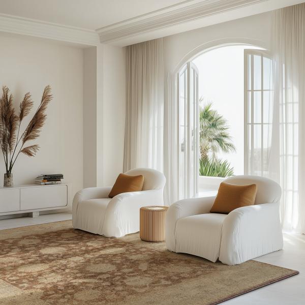 Helles vardagsrum med en beige-brun vintagematta framför öppna franska dörrar.