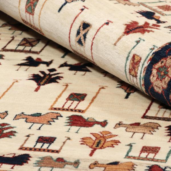 Rullet persisk Gabbeh Kashkuli tæppe med dyremotiver.