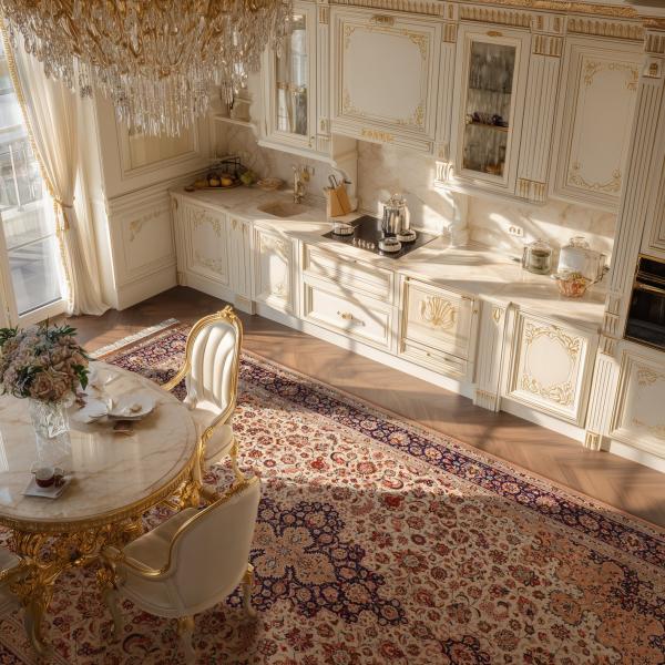 Ghom Seide Teppich dans une cuisine de luxe lumineuse