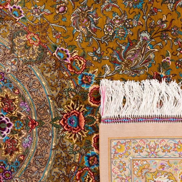 Egy kézzel csomózott perzsaszőnyeg hátoldala, látható csomózással és bojtokkal.