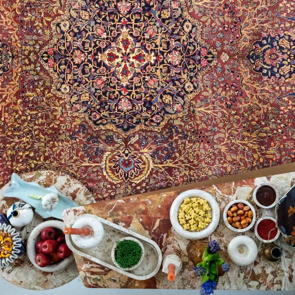 Tapis persan avec table Haft-Sin pour Nowruz - fête traditionnelle du Nouvel An iranien