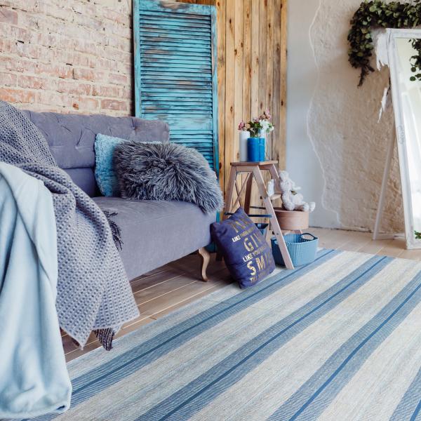 Moderner Kelim Teppich mit Streifenmuster in Blau im Wohnzimmer