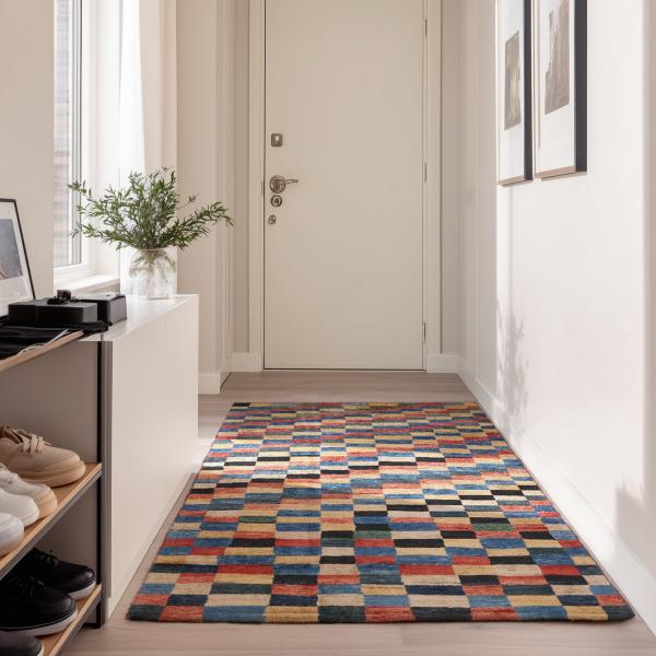 Covor Gabbeh înnodat manual din lână, cu model colorat, în zona de la intrare