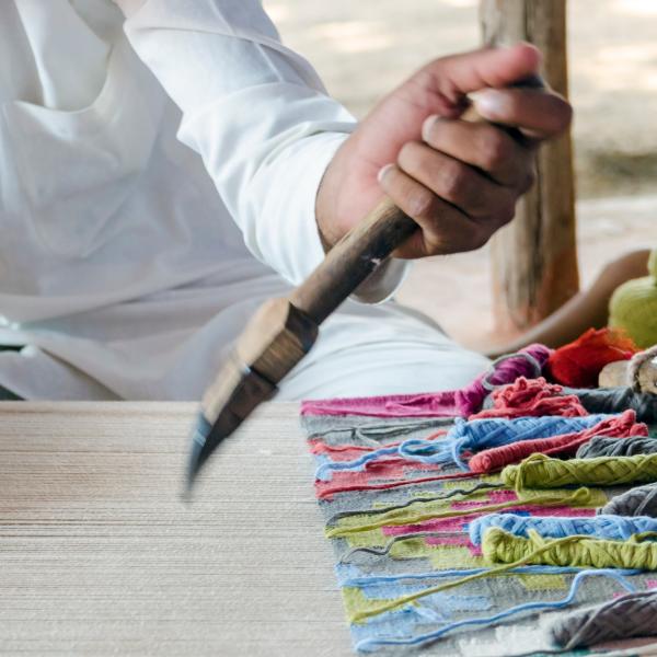 Szőnyegkészítés kézzel, hagyományos eszközökkel