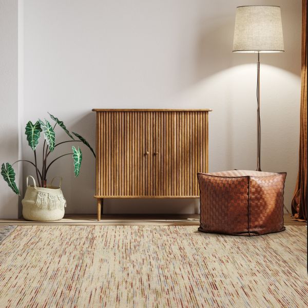 Heller Teppich in Naturtönen mit Holzmöbeln und warmen Brauntönen