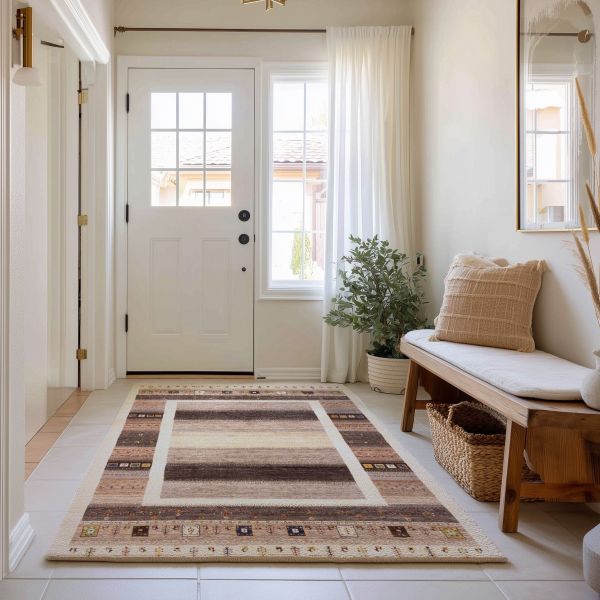 Entrée avec tapis Gabbeh au design moderne à rayures.