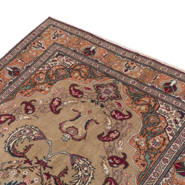 Un élégant tapis turc de style ancien.
