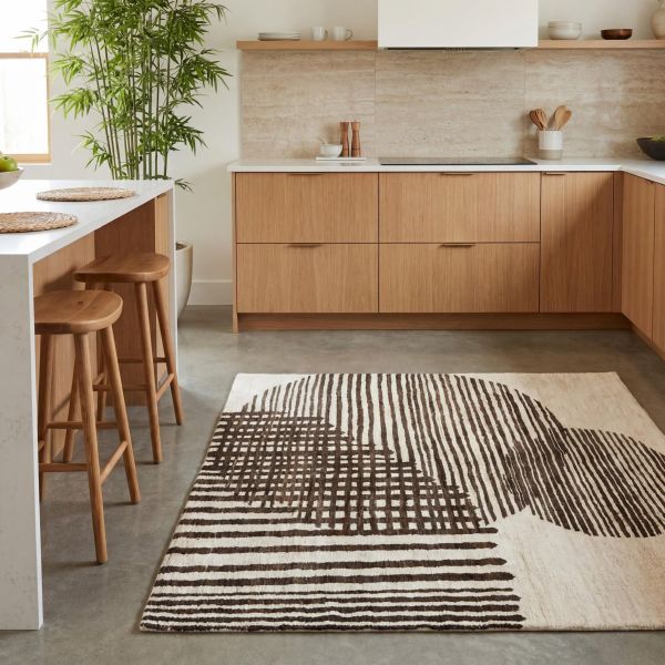 Moderne houten keuken met Perzisch Gabbeh Loribaft Atash tapijt in groentinten voor kamerhoge ramen 