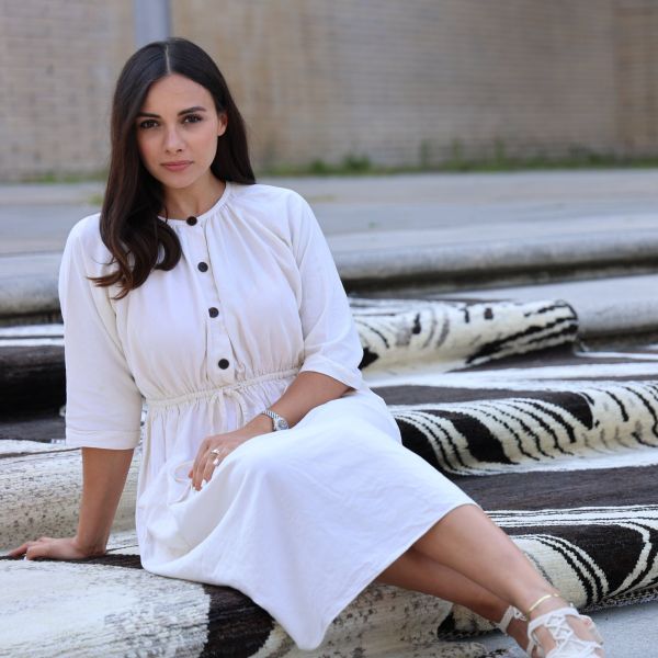 Ela, la diseñadora y su exclusiva alfombra bereber en tonos marrón y blanco