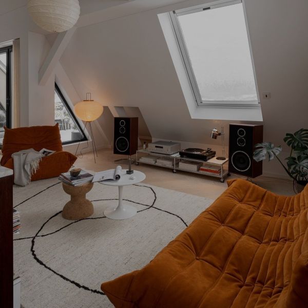 Salon ouvert dans un style d’aménagement Mid-Century avec un tapis clair au motif de lignes noires
