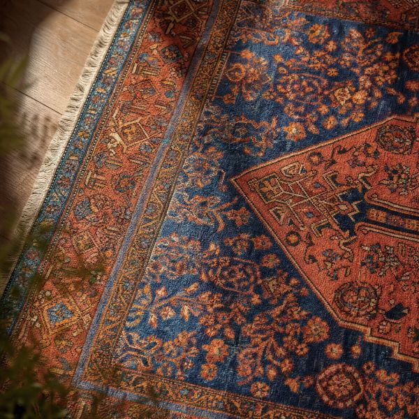 Kézzel csomózott keleti szőnyeg kék mintával és klasszikus ornamentikával