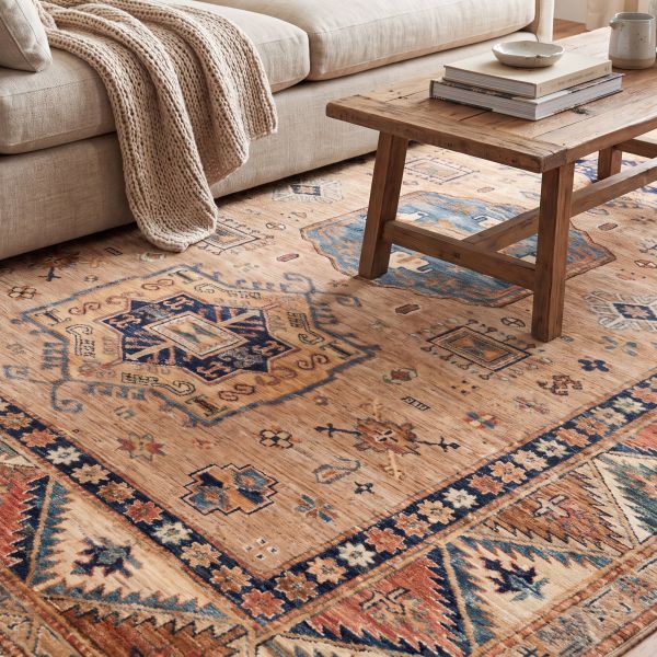 Orientteppich in warmen Beige- und Blautönen für ein gemütliches Wohnzimmer im Herbst