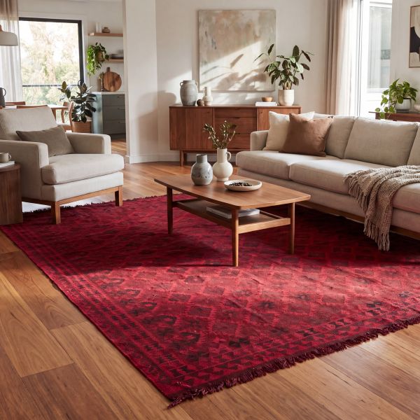 Modernes Wohnzimmer mit großem, dunkelrotem gemustertem Teppich.