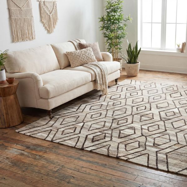 Světle šedý afghánský koberec Kilim v teplém a útulném obývacím pokoji.