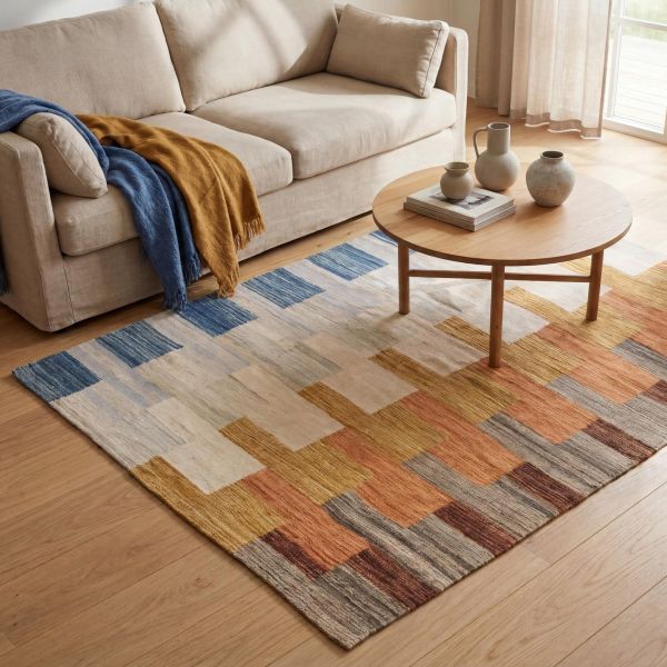 Moderni Kilim tepih s geometrijskim uzorkom u skandinavskom dnevnom boravku