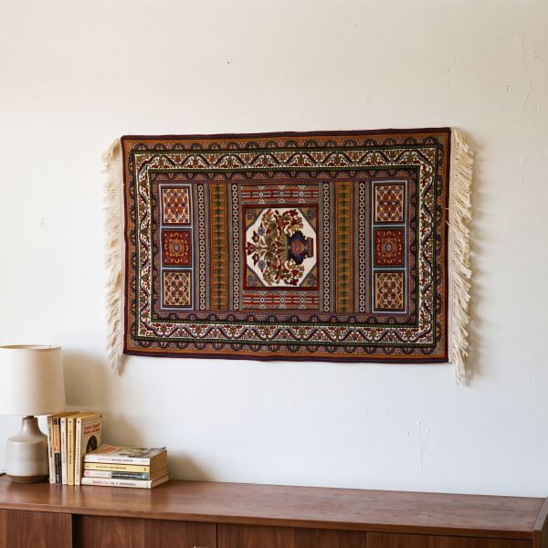 Helles Zimmer mit Teppich als Wanddekoration