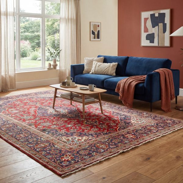 Roter persischer Keshan-Teppich in einem Wohnzimmer.
