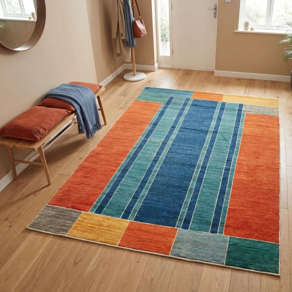 Detailansicht eines handgewebten Designteppichs mit geometrischem Multicolor-Muster in Gelb, Grau, R