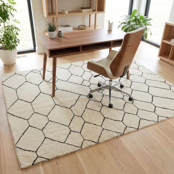 Antiek China Peking tapijt in beige en blauw voor een minimalistische houten bank met kussen in een 