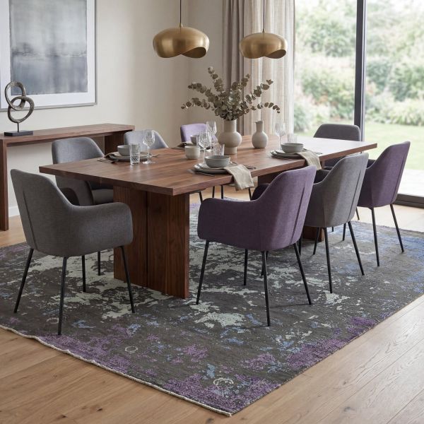 Moderner Designer Sadraa-Teppich in einem zeitgenössischen Esszimmer.