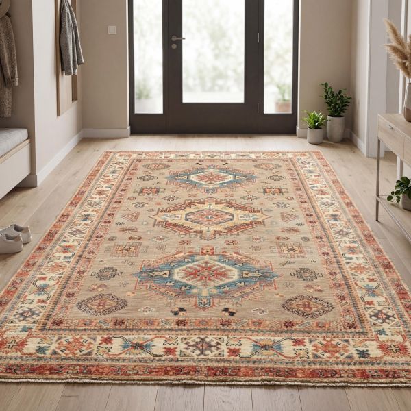 Tappeto Kazak nell’ingresso con tradizionali motivi geometrici